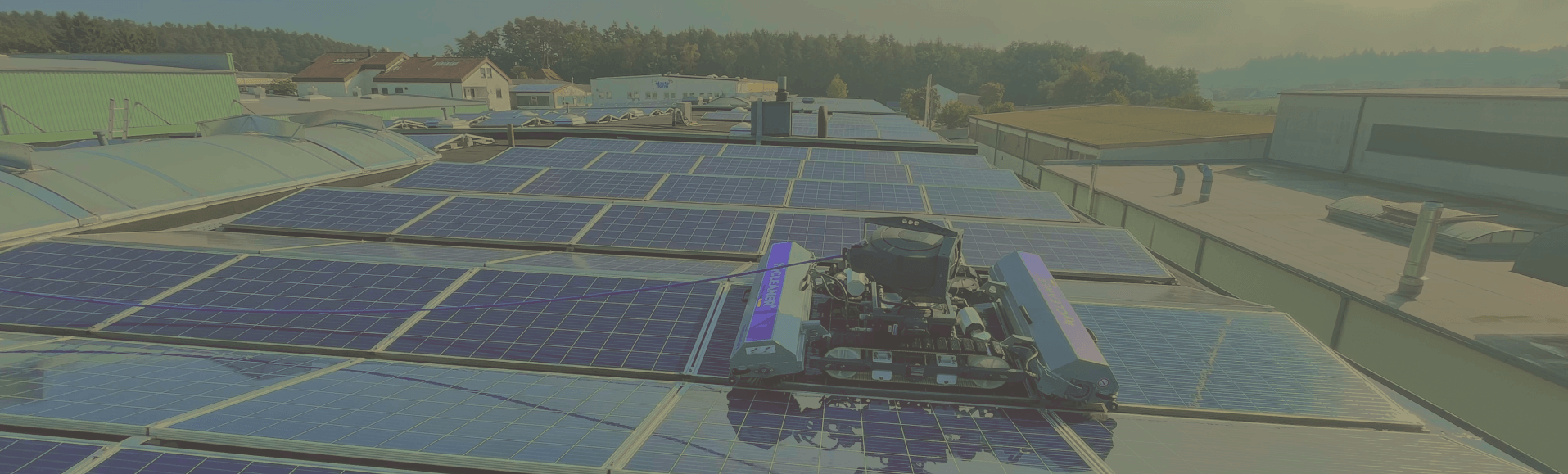 Znečištěné fotovoltaické panely před čištěním